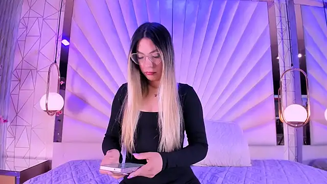 VesperVelvet online show from June 3, 4:48 am