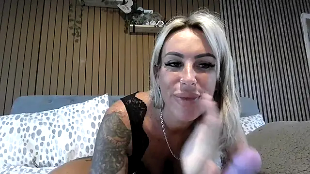 Snapshot of poppyinga1 chatting on June 17, 5:10 am poppyinga1 online show from June 17, 5:10 am