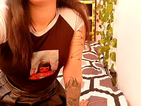 lucywhite13 online show from September 16, 7:37 pm