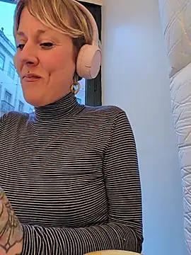 sarahpearlx online show from December 22, 4:48 pm