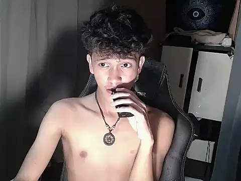 Snapshot of kenbigcockxx chatting on October 22, 6:51 pm kenbigcockxx online show from October 22, 6:51 pm