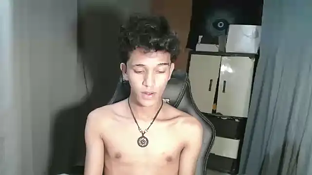 Snapshot of kenbigcockxx chatting on October 27, 6:01 pm kenbigcockxx online show from October 27, 6:01 pm