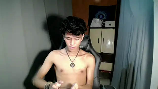 Snapshot of kenbigcockxx chatting on November 11, 6:08 pm kenbigcockxx online show from November 11, 6:08 pm