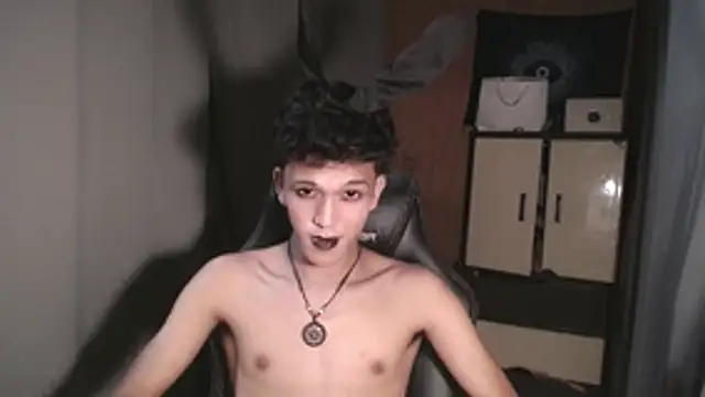 Snapshot of kenbigcockxx chatting on November 12, 4:18 pm kenbigcockxx online show from November 12, 4:18 pm