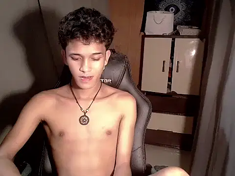 Snapshot of kenbigcockxx chatting on November 14, 3:44 pm kenbigcockxx online show from November 14, 3:44 pm