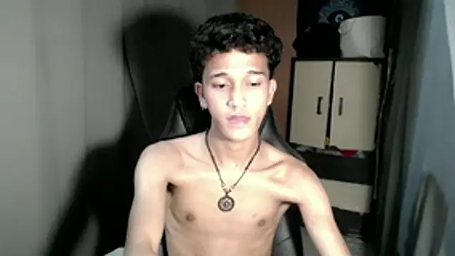 Snapshot of kenbigcockxx chatting on November 20, 5:34 pm kenbigcockxx online show from November 20, 5:34 pm