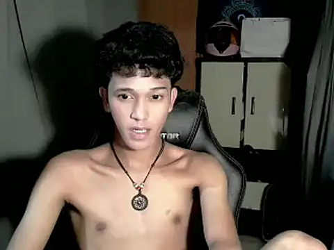 Snapshot of kenbigcockxx chatting on November 23, 6:19 pm kenbigcockxx online show from November 23, 6:19 pm