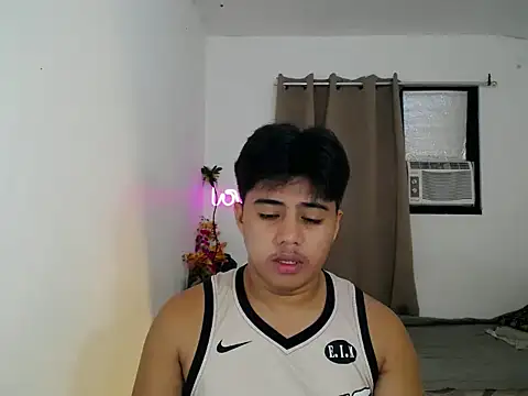 Snapshot of Hugecock2hundle_intown chatting on November 15, 6:48 pm Hugecock2hundle intown online show from November 15, 6:48 pm