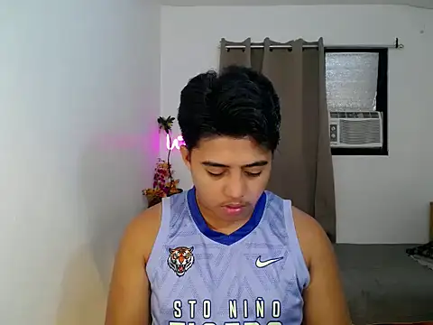 Snapshot of Hugecock2hundle_intown chatting on November 24, 7:30 am Hugecock2hundle intown online show from November 24, 7:30 am