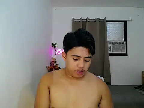 Snapshot of Hugecock2hundle_intown chatting on November 25, 12:05 pm Hugecock2hundle intown online show from November 25, 12:05 pm