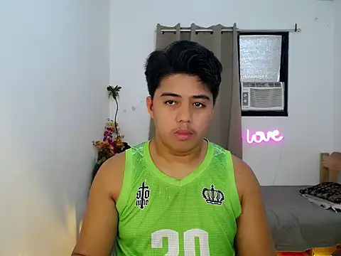 Snapshot of Hugecock2hundle_intown chatting on November 28, 7:33 am Hugecock2hundle intown online show from November 28, 7:33 am