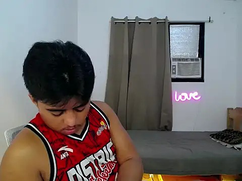 Snapshot of Hugecock2hundle_intown chatting on November 28, 7:38 pm Hugecock2hundle intown online show from November 28, 7:38 pm