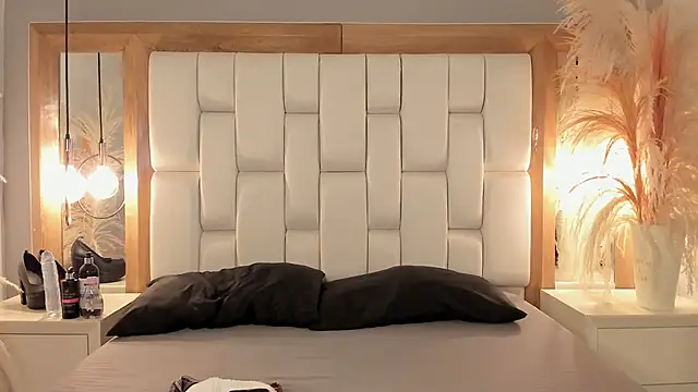 Daphne And Roger online show from September 16, 11:33 am