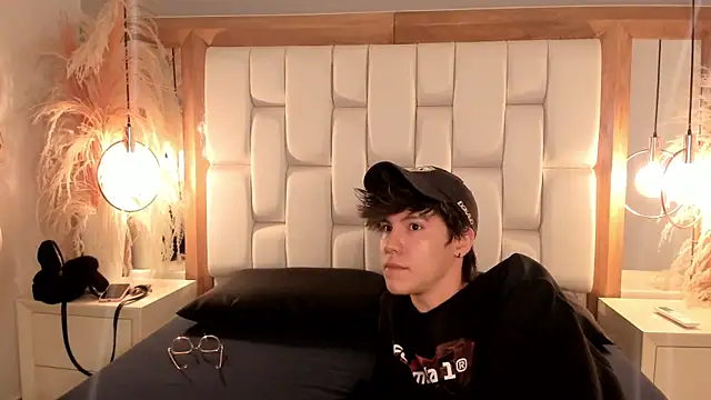 Daphne And Roger online show from September 20, 11:33 am