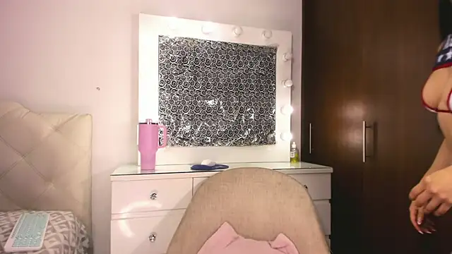 Snapshot of lina_quinn chatting on July 7, 1:08 am lina quinn online show from July 7, 1:08 am