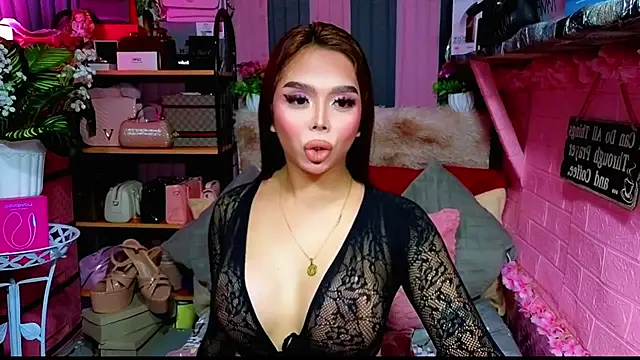 Snapshot of MoniqueCeleste chatting on November 6, 5:03 pm MoniqueCeleste online show from November 6, 5:03 pm