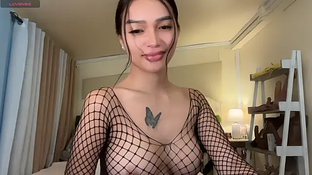 Snapshot of _agatha143_ chatting on May 3, 2:39 am agatha143 online show from May 3, 2:39 am