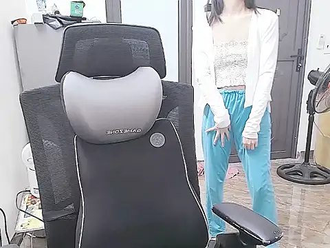 Shulee21 online show from October 25, 2:30 am