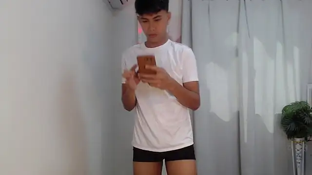 Snapshot of shokolet_2001 chatting on December 5, 3:48 am shokolet 2001 online show from December 5, 3:48 am