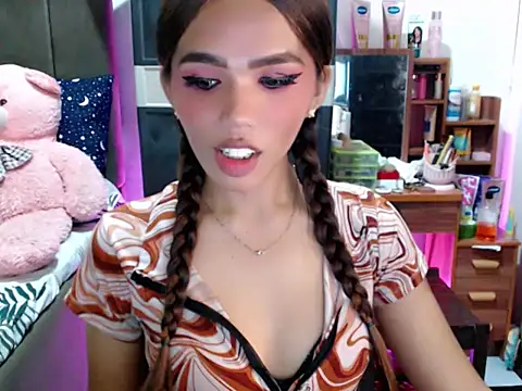 urswtasian chesca online show from November 10, 1:43 pm