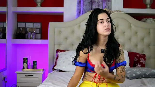 Snapshot of SarraRay chatting on November 11, 7:25 pm SarraRay online show from November 11, 7:25 pm