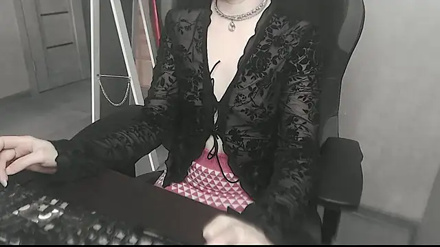 cute elfy  online show from April 12, 9:03 am