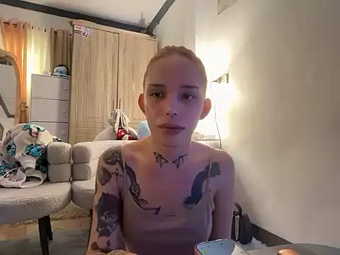 prettyhugelatinax44 online show from August 9, 4:50 am