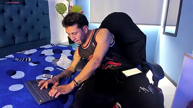 Snapshot of Thonixxx_mr chatting on March 2, 7:21 pm Thonixxx mr online show from March 2, 7:21 pm