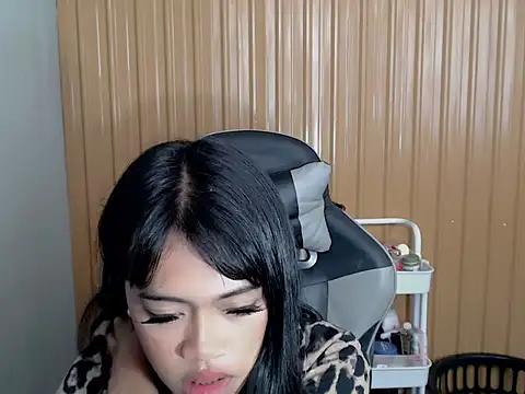 urcurlydiva online show from April 15, 5:14 am