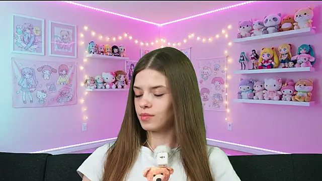 sukie spooky online show from April 15, 8:54 am