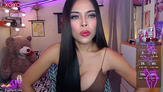 Snapshot of izabella_moore chatting on May 18, 3:46 am izabella moore online show from May 18, 3:46 am