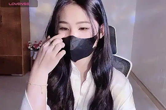 Snapshot of ___Daisy___ chatting on December 17, 2:23 pm Daisy online show from December 17, 2:23 pm