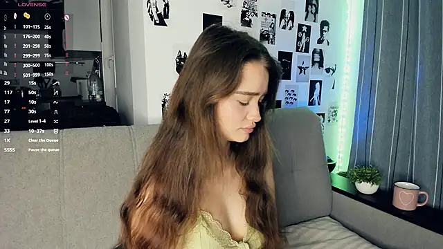 lovelyalivia online show from November 18, 9:25 am