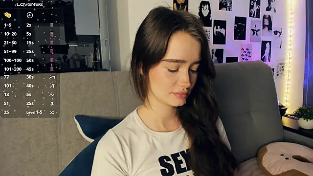 lovelyalivia online show from December 17, 8:09 am