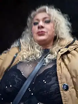 Snapshot of sofiacurvy_45 chatting on November 30, 12:25 am sofiacurvy 45 online show from November 30, 12:25 am