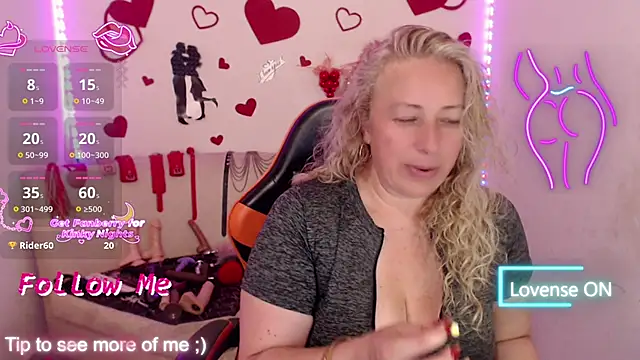 Snapshot of sofiacurvy_45 chatting on December 13, 8:04 pm sofiacurvy 45 online show from December 13, 8:04 pm