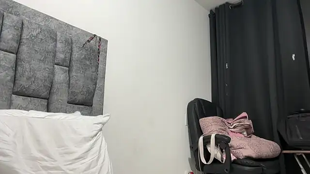 Snapshot of Sophia_copper chatting on October 1, 3:12 am Sophia copper online show from October 1, 3:12 am