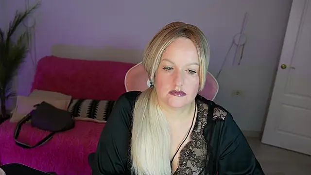 Snapshot of MariemLui chatting on October 9, 10:35 am MariemLui online show from October 9, 10:35 am