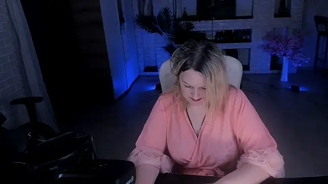 Snapshot of MariemLui chatting on October 18, 11:00 am MariemLui online show from October 18, 11:00 am