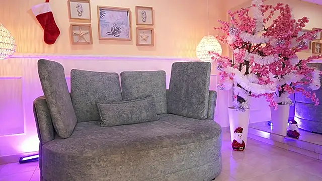 NicoleCrawft online show from December 5, 7:10 pm