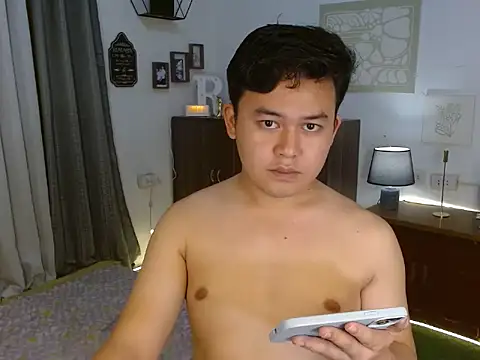 Snapshot of annocentboy chatting on October 25, 1:07 pm annocentboy online show from October 25, 1:07 pm