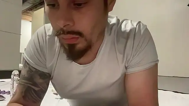 PuttieIn online show from May 7, 2:06 am