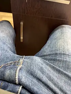 Snapshot of Cruel00 chatting on October 22, 9:53 am Cruel00 online show from October 22, 9:53 am