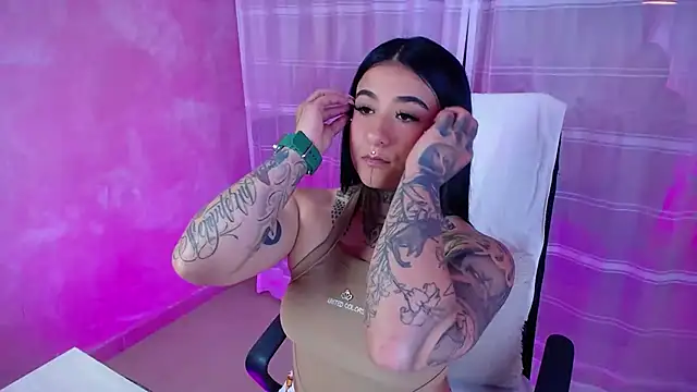 Snapshot of Adri_Tatto_ chatting on October 14, 8:31 pm Adri Tatto online show from October 14, 8:31 pm