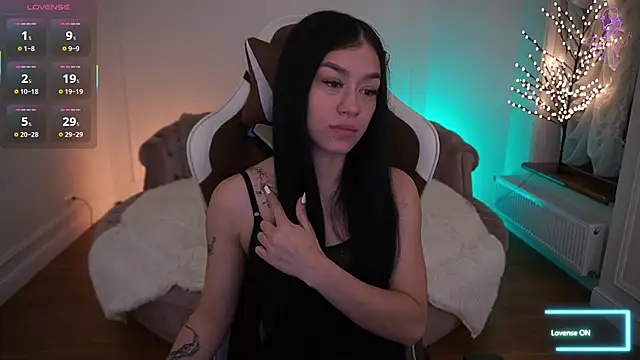 Snapshot of FataleNellie chatting on April 30, 8:48 pm FataleNellie online show from April 30, 8:48 pm
