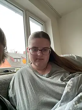 Snapshot of CurvyPaar2 chatting on February 12, 3:40 pm CurvyPaar2 online show from February 12, 3:40 pm