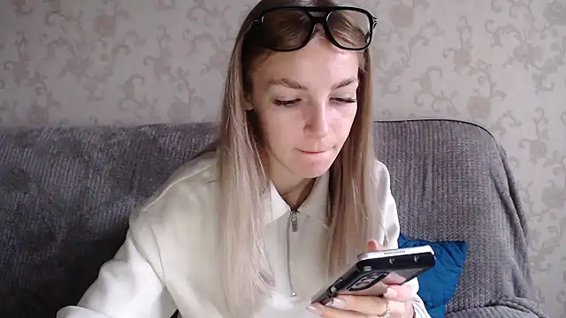 Snapshot of HitGyrl chatting on September 9, 1:05 am HitGyrl online show from September 9, 1:05 am