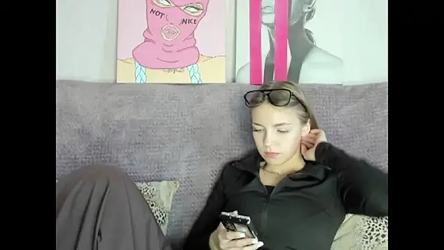 Snapshot of HitGyrl chatting on September 28, 1:55 am HitGyrl online show from September 28, 1:55 am