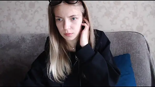 Snapshot of HitGyrl chatting on October 4, 2:42 am HitGyrl online show from October 4, 2:42 am