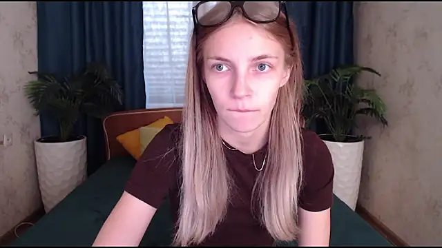 Snapshot of HitGyrl chatting on October 9, 8:01 am HitGyrl online show from October 9, 8:01 am